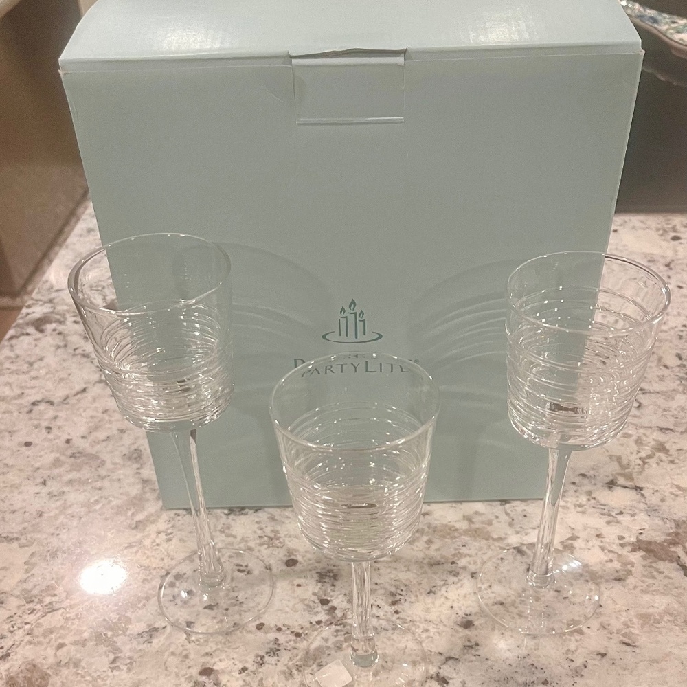 Lovely PartyLite Clear Lines Stemmed Trio tea light holders